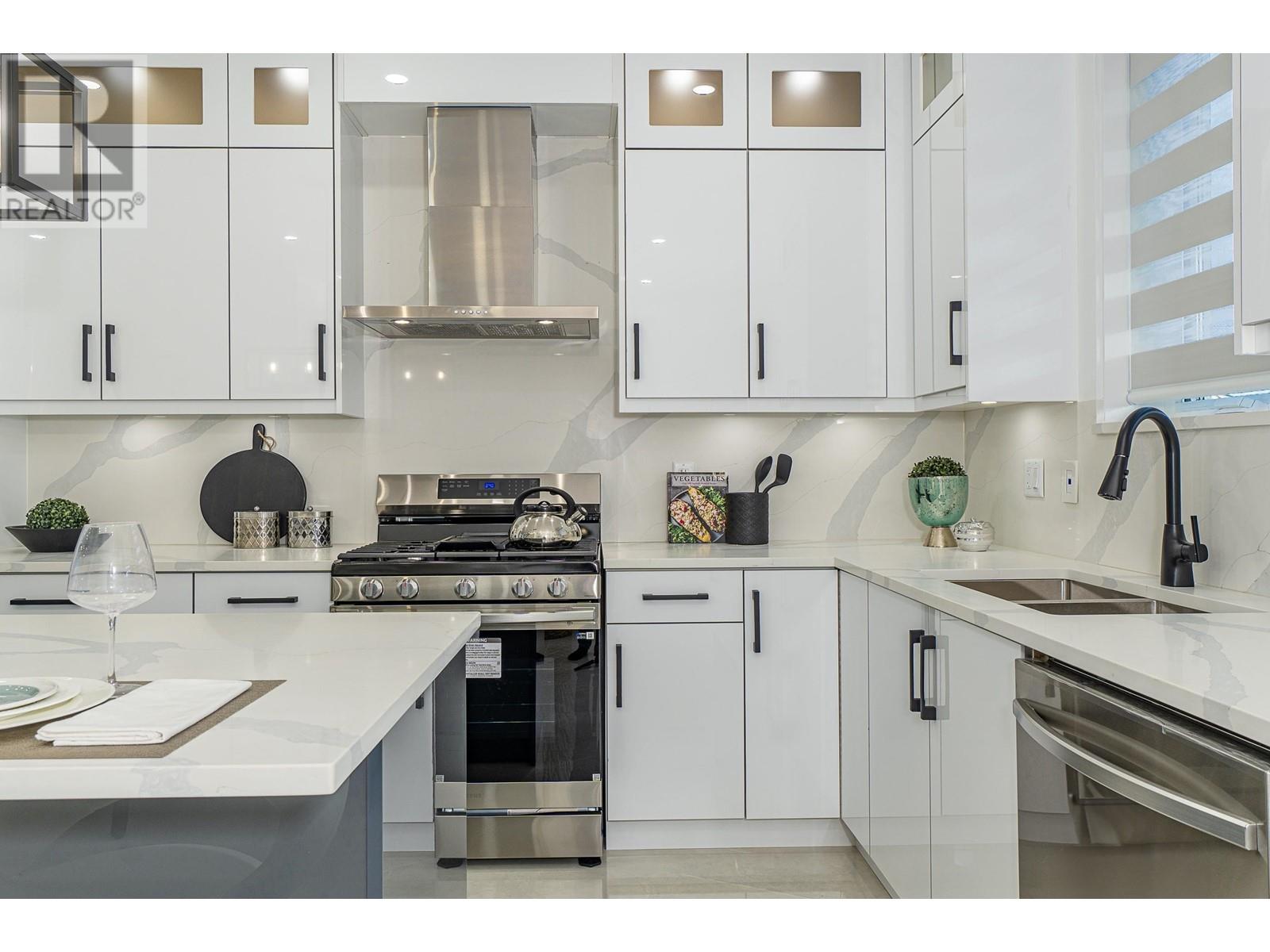 Listing Picture 11 of 38 : 2792 E 49TH AVENUE, Vancouver / 溫哥華 - 魯藝地產 Yvonne Lu Group - MLS Medallion Club Member