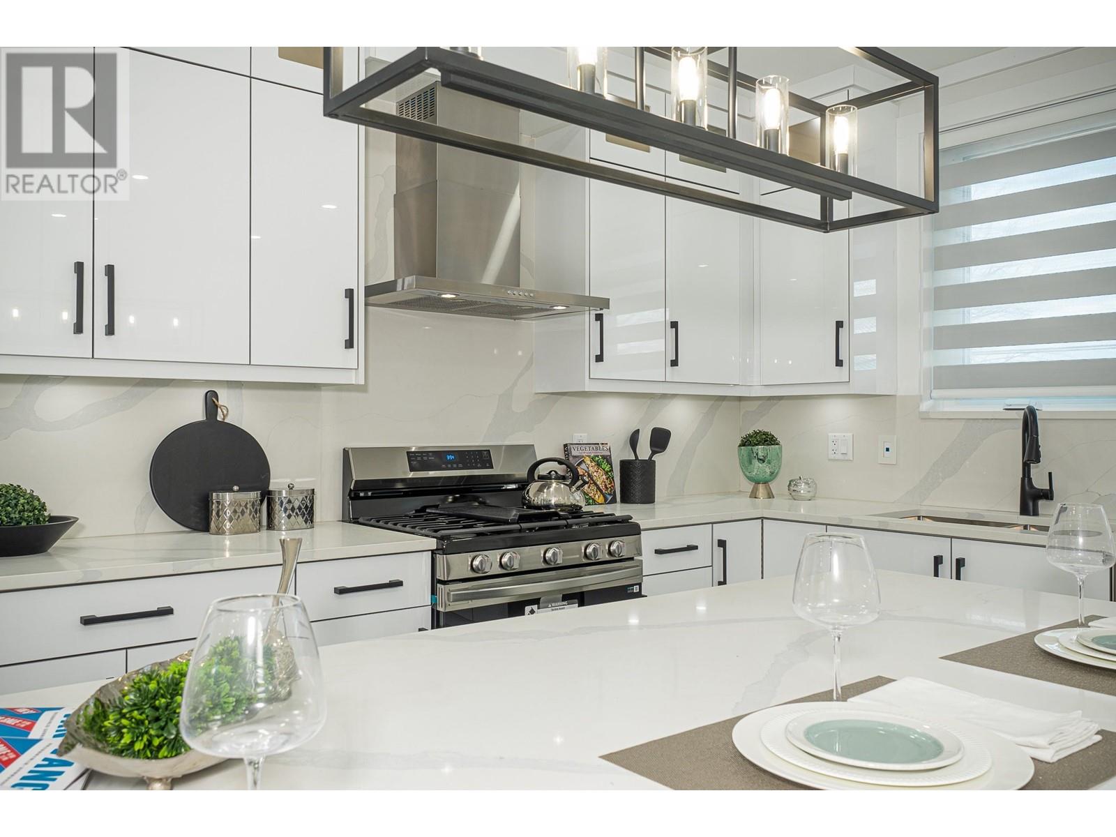 Listing Picture 12 of 38 : 2792 E 49TH AVENUE, Vancouver / 溫哥華 - 魯藝地產 Yvonne Lu Group - MLS Medallion Club Member