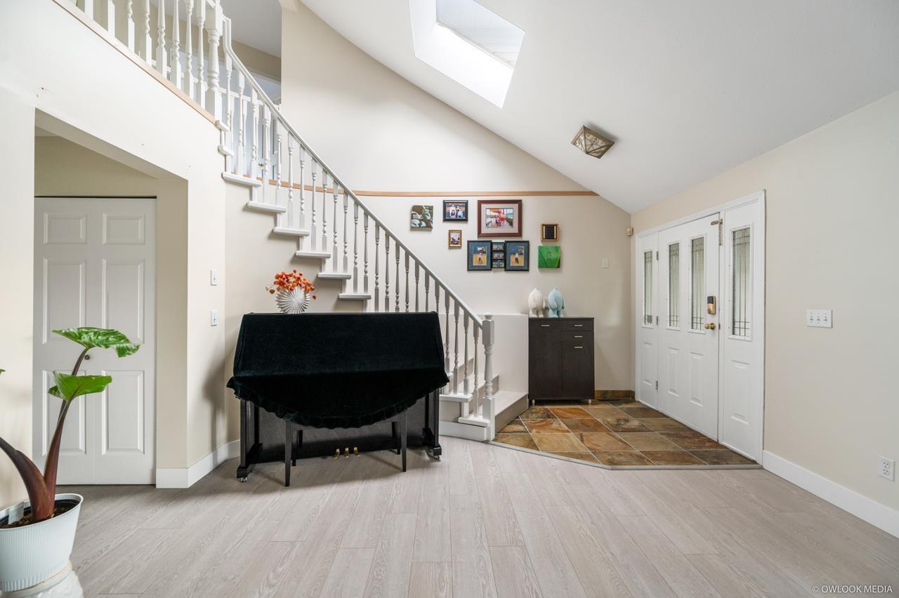 15487 111a Avenue, Surrey, British Columbia  V3R 0J6 - Photo 2 - R2994003