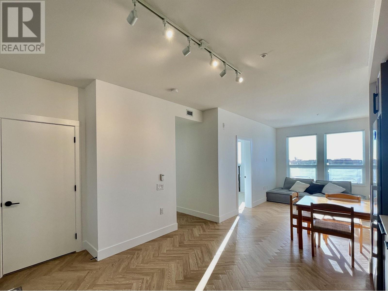 Listing Picture 5 of 22 : 309 9228 SLOPES MEWS, Burnaby / 本拿比 - 魯藝地產 Yvonne Lu Group - MLS Medallion Club Member