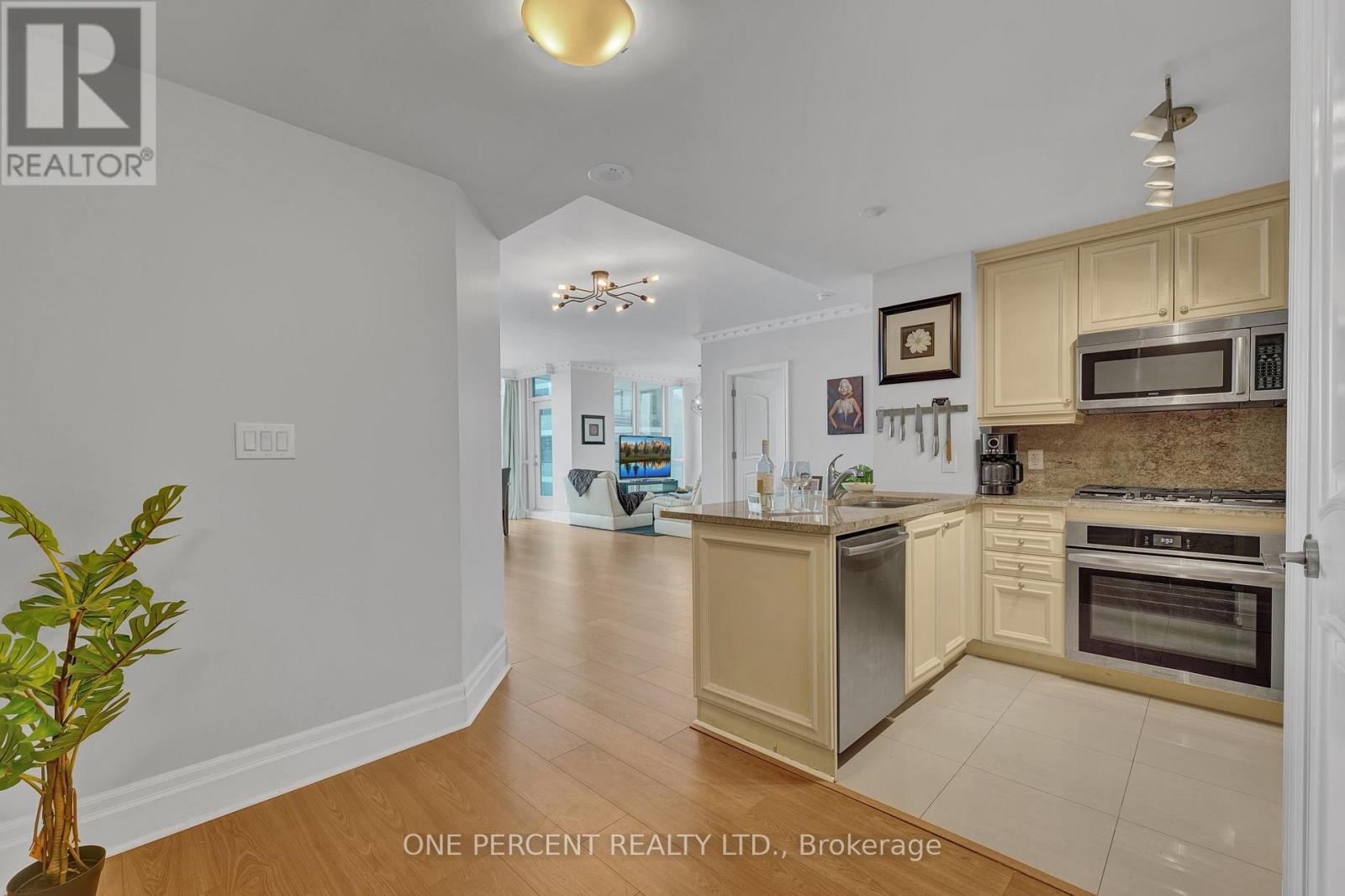 4010 - 16 Harbour Street, Toronto, Ontario  M5J 2Z7 - Photo 5 - C12146323