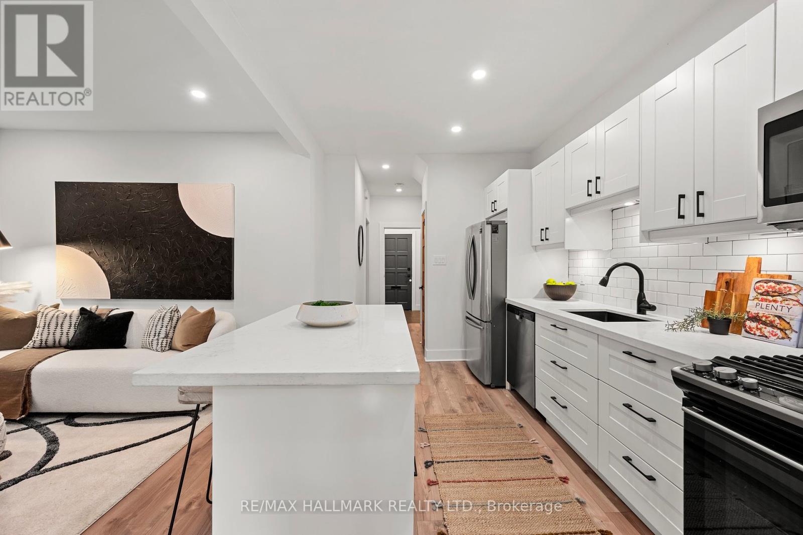 327 Kenilworth Avenue, Toronto (The Beaches), Ontario  M4L 3S9 - Photo 4 - E12146376