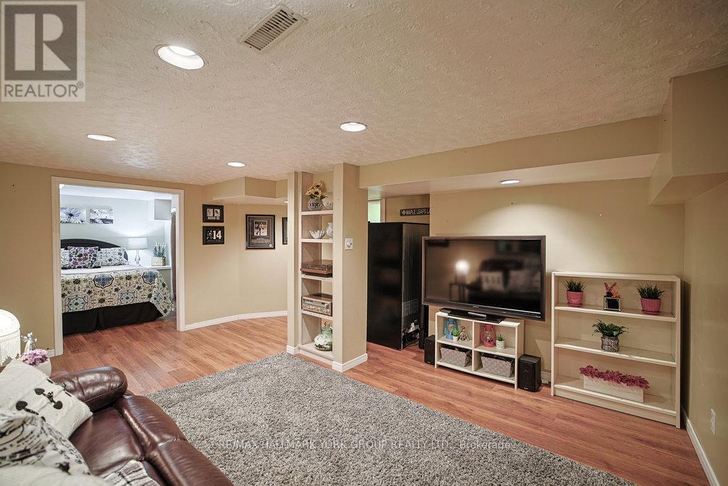 659 Gibson Court, Newmarket (Huron Heights-Leslie Valley), Ontario  L3Y 4Z5 - Photo 27 - N12146361