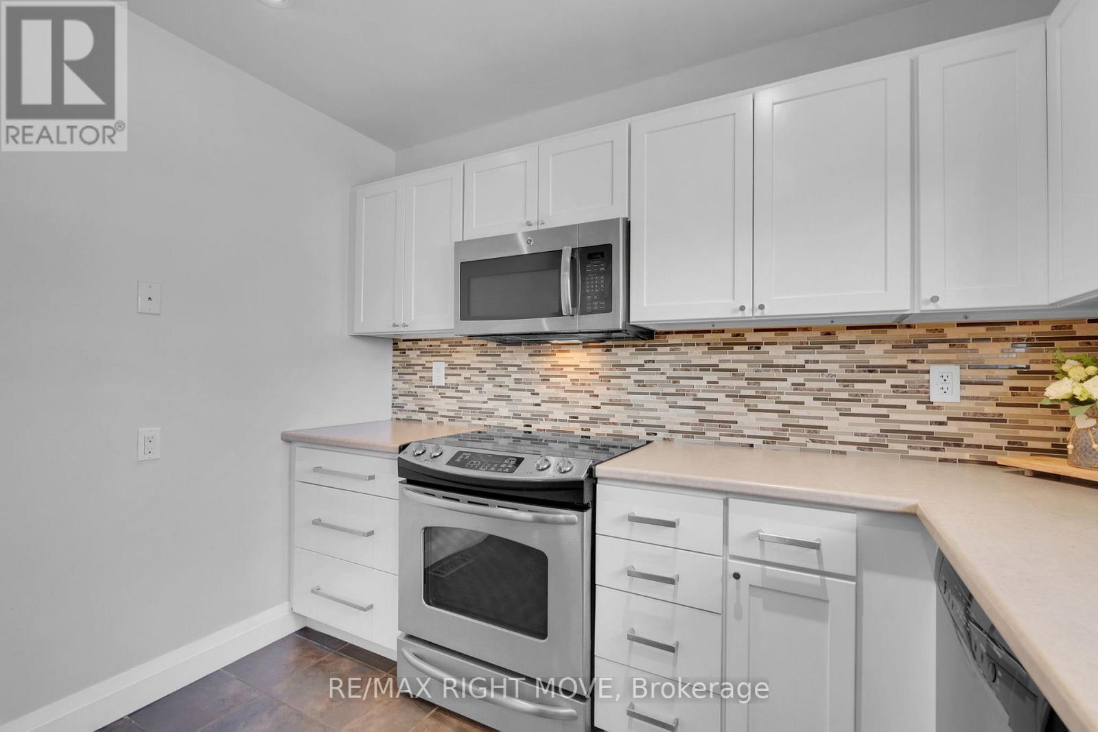 88 Rose Street, Barrie, Ontario  L4M 2T2 - Photo 15 - S12146328