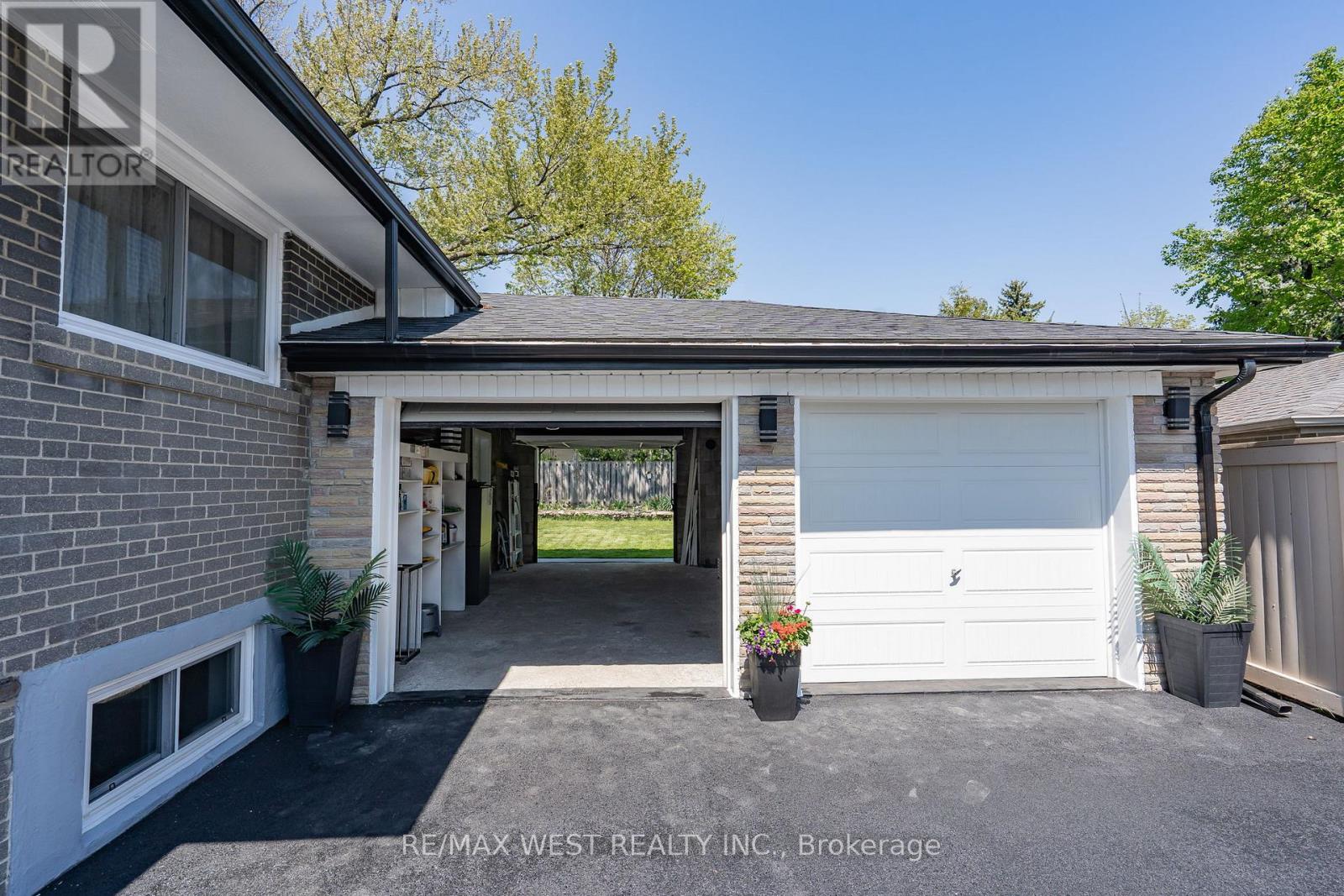 12 Ashfield Drive, Toronto, Ontario  M9C 4T6 - Photo 5 - W12146332