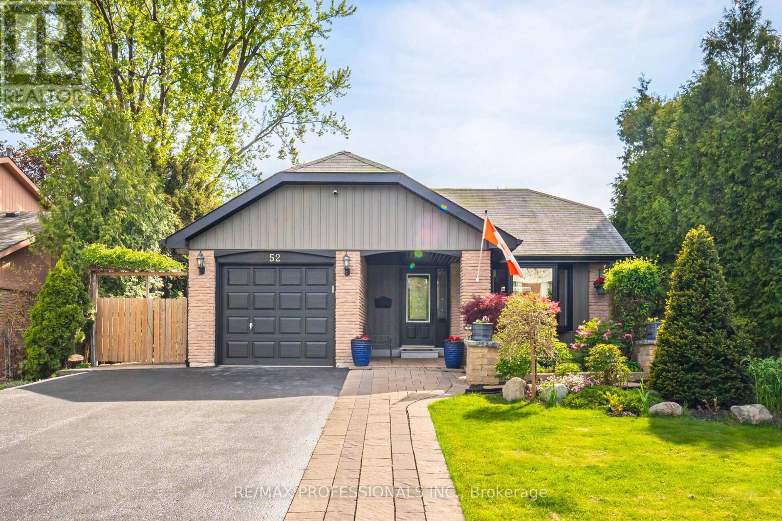 52 LORRAINE CRESCENT, Brampton, Ontario