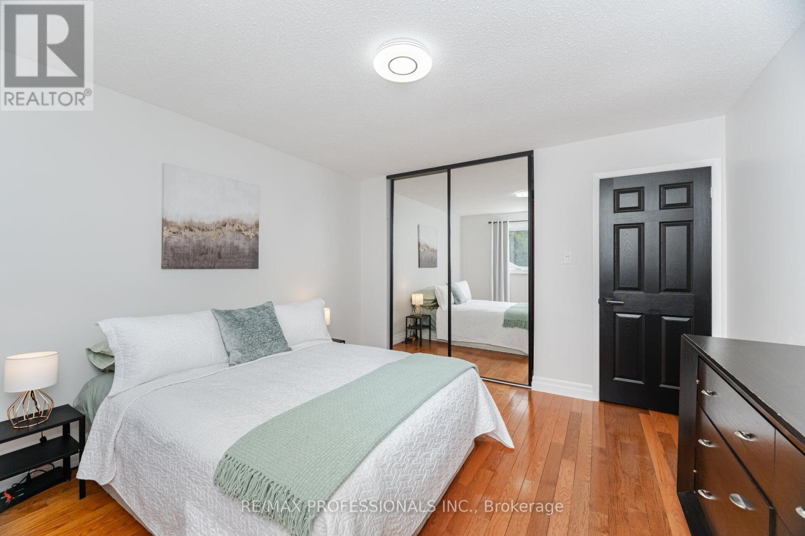 52 Lorraine Crescent, Brampton, Ontario  L6S 2R7 - Photo 17 - W12146347