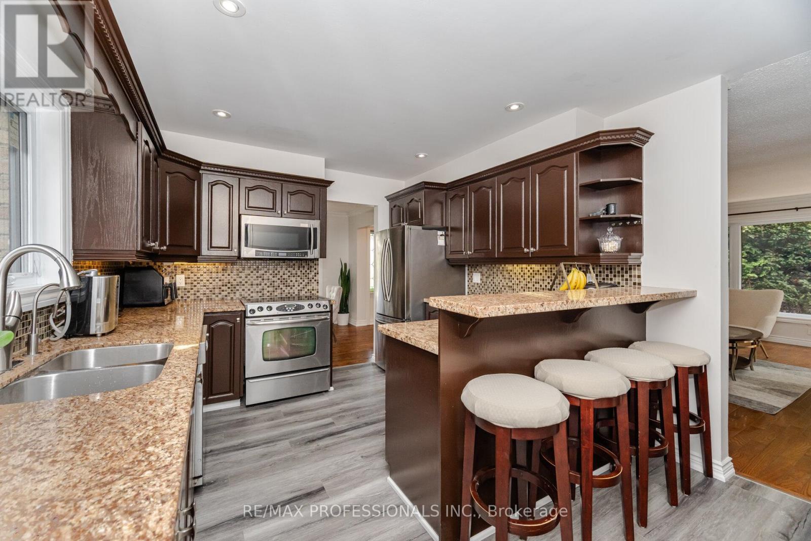 52 Lorraine Crescent, Brampton, Ontario  L6S 2R7 - Photo 8 - W12146347