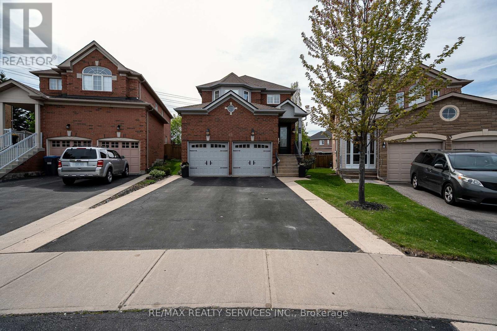 45 Culture Crescent, Brampton, Ontario  L6X 4X8 - Photo 2 - W12146359
