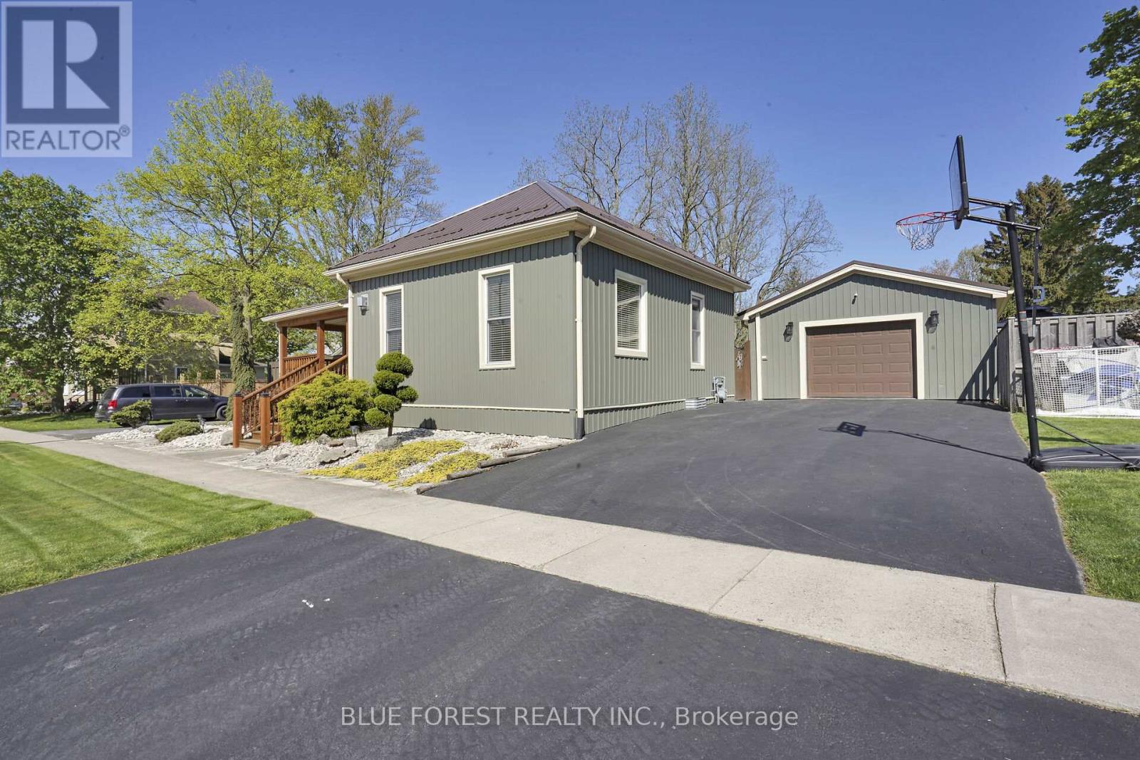 211 Mary Street, Dutton/dunwich (Dutton), Ontario  N0L 1J0 - Photo 2 - X12146393