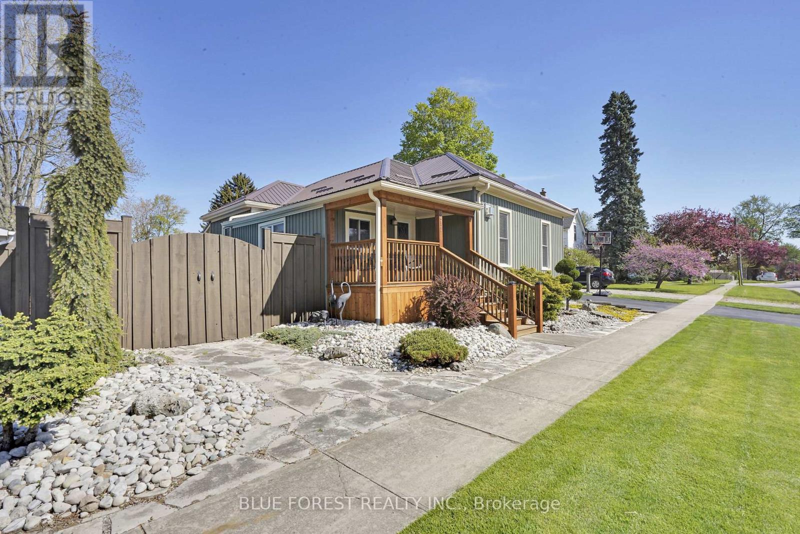 211 Mary Street, Dutton/dunwich (Dutton), Ontario  N0L 1J0 - Photo 3 - X12146393