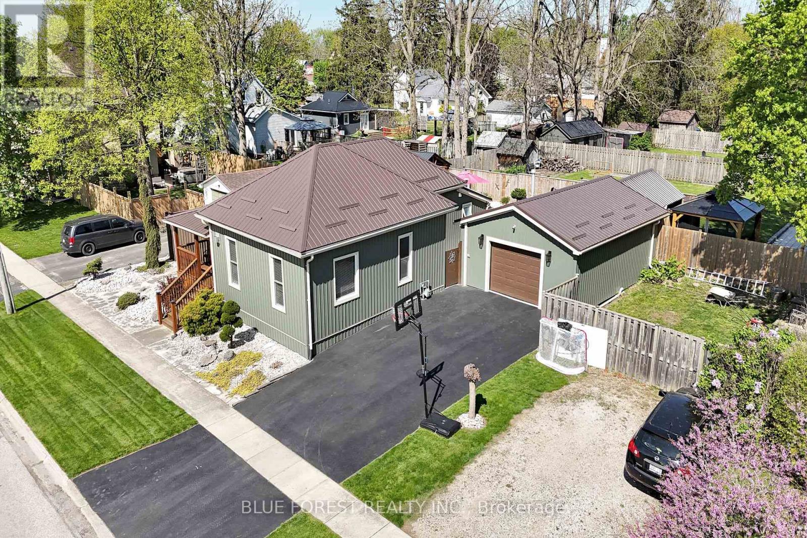 211 Mary Street, Dutton/dunwich (Dutton), Ontario  N0L 1J0 - Photo 4 - X12146393