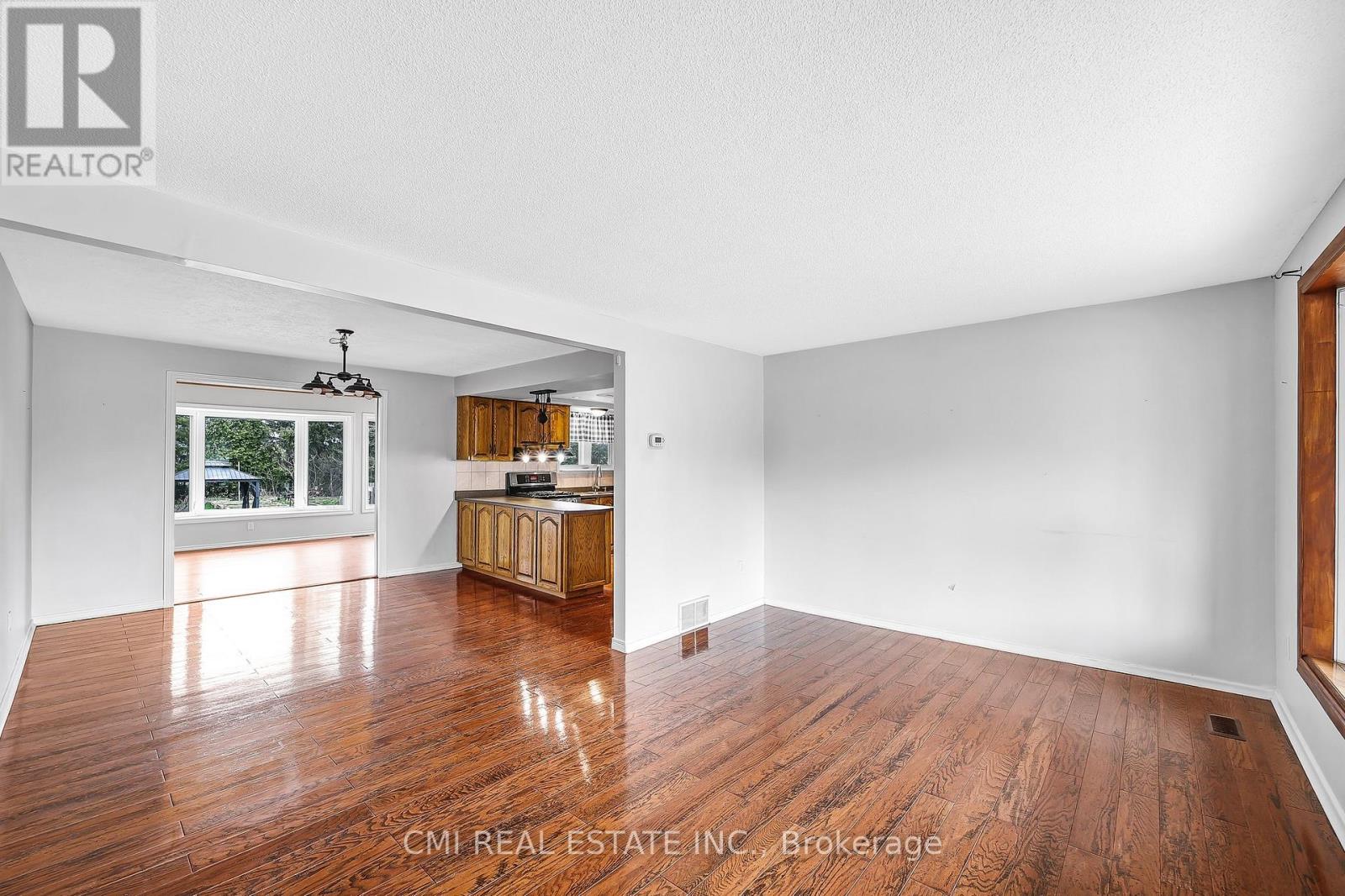 96 Elgin Street, Kawartha Lakes (Lindsay), Ontario  K9V 3W7 - Photo 9 - X12146374