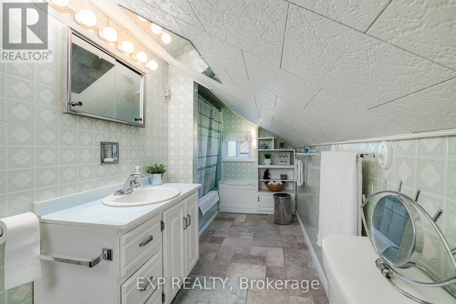 628 Josephine Street, North Huron, Ontario  N0G 2W0 - Photo 18 - X12146378