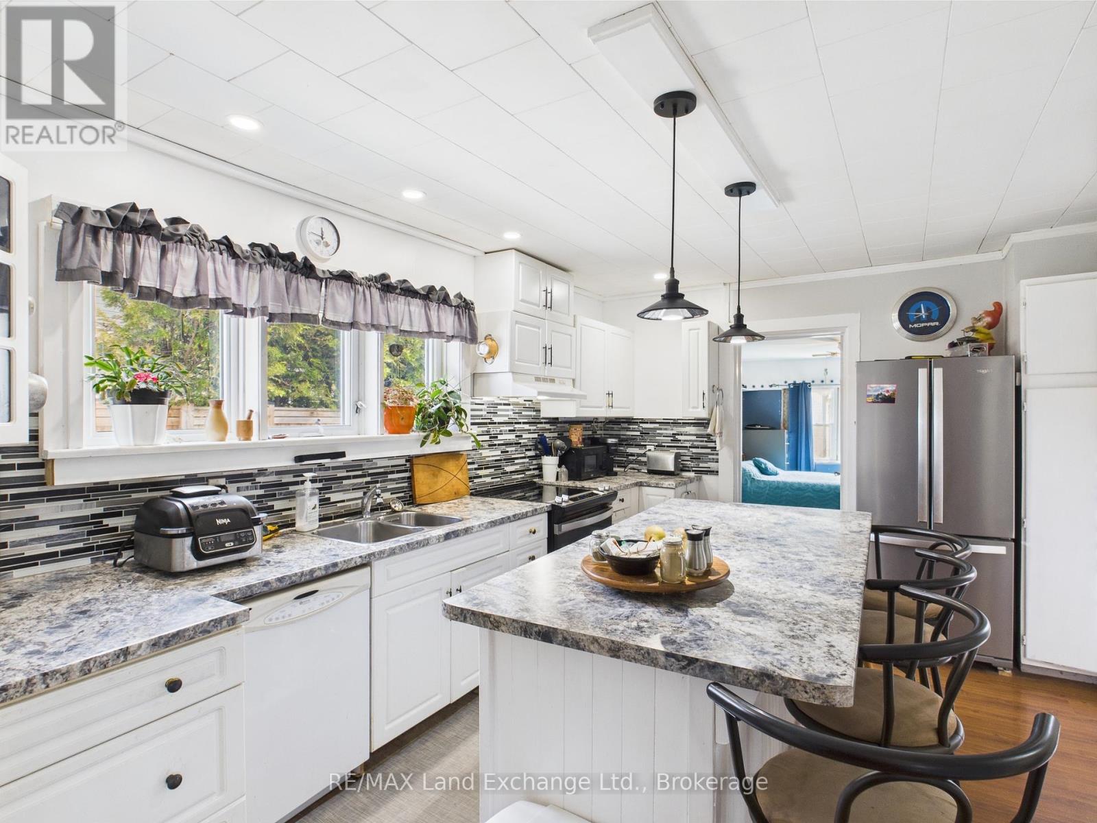 581 Huron Terrace, Kincardine, Ontario  N2Z 2H2 - Photo 4 - X12146417