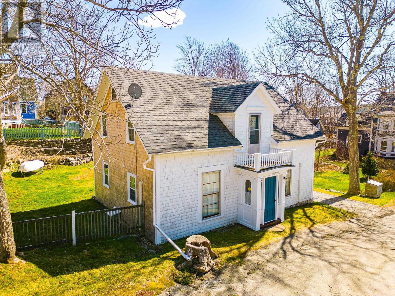 15 John Street, Shelburne, Nova Scotia  B0T 1W0 - Photo 2 - 202509057