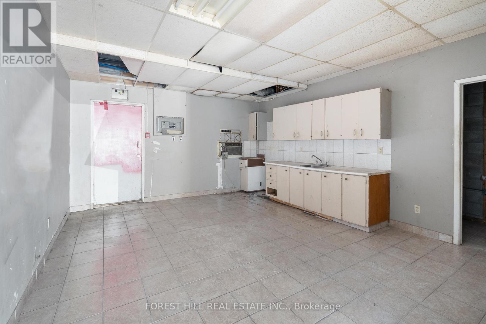 2024 Dufferin Avenue, Chatham-Kent, Ontario  N8A 4M4 - Photo 17 - X12146404