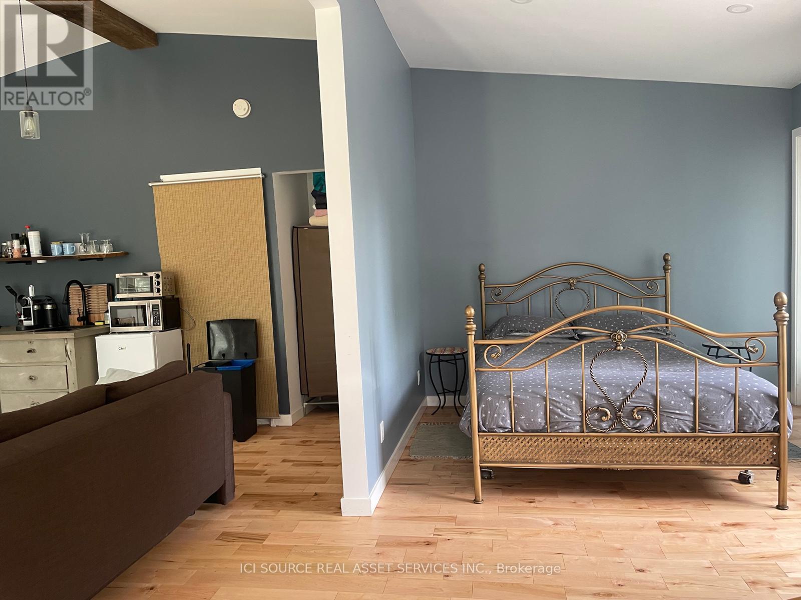 20586 Old Montreal Road, South Glengarry, Ontario  K0C 2C0 - Photo 10 - X12146405