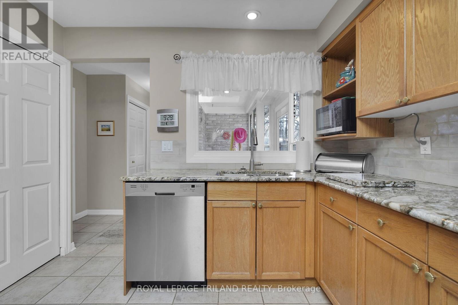 148 Springfield Crescent, London South, Ontario  N6K 2T6 - Photo 4 - X12146446