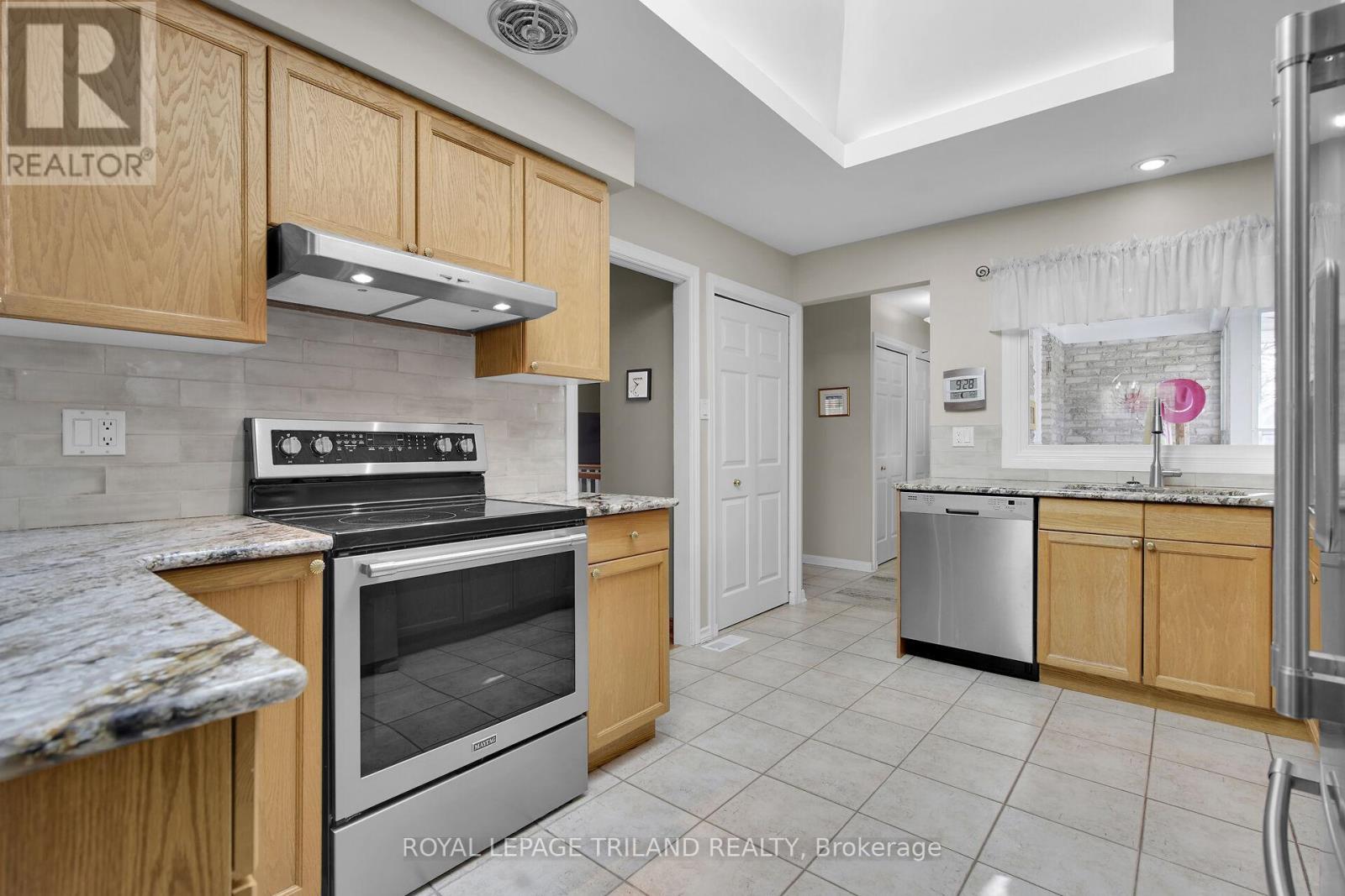 148 Springfield Crescent, London South, Ontario  N6K 2T6 - Photo 6 - X12146446