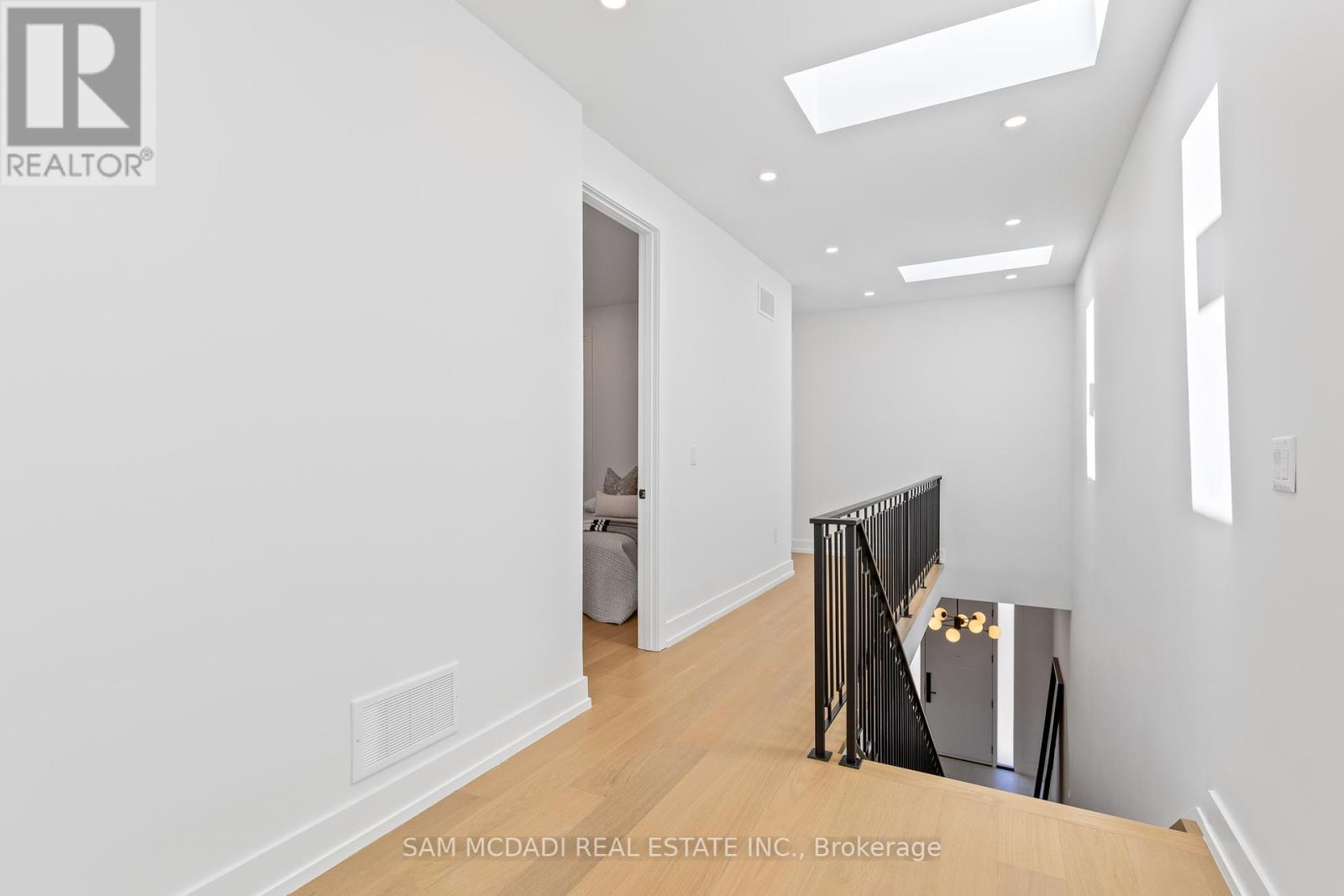 1037 Caven Street, Mississauga, Ontario  L5G 4J3 - Photo 11 - W12146059