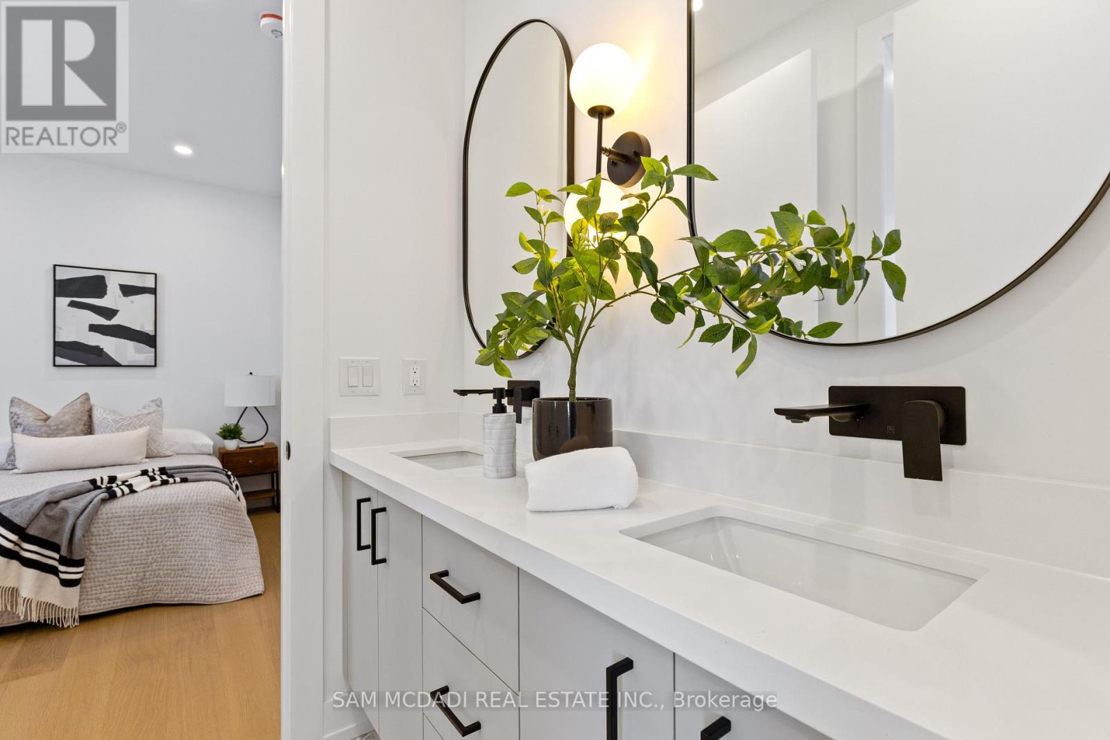 1037 Caven Street, Mississauga, Ontario  L5G 4J3 - Photo 19 - W12146059