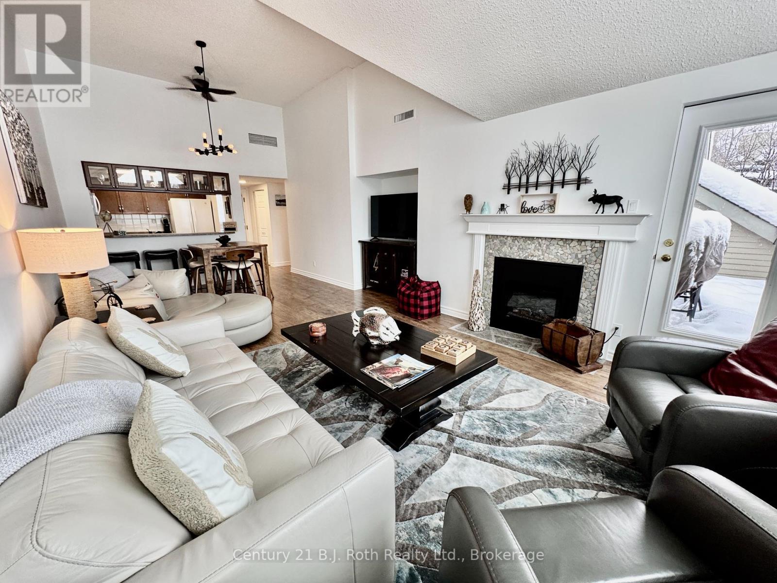 231 Hilltop Grandview Drive, Huntsville (Chaffey), Ontario  P1H 2J5 - Photo 3 - X11885034