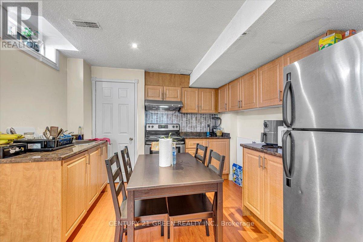 7 Accent Circle, Brampton, Ontario  L7A 0L2 - Photo 32 - W12146565