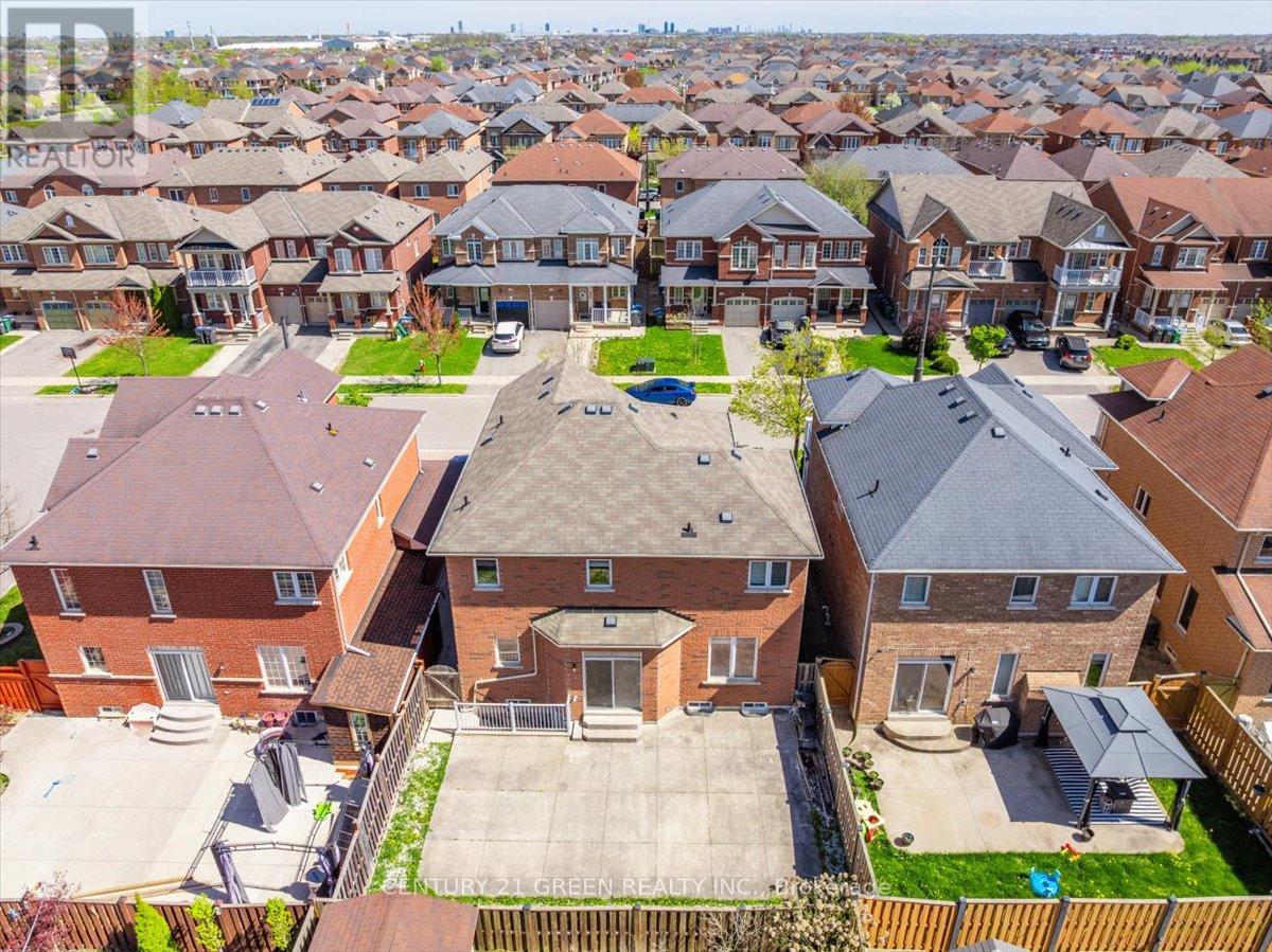 7 Accent Circle, Brampton, Ontario  L7A 0L2 - Photo 46 - W12146565
