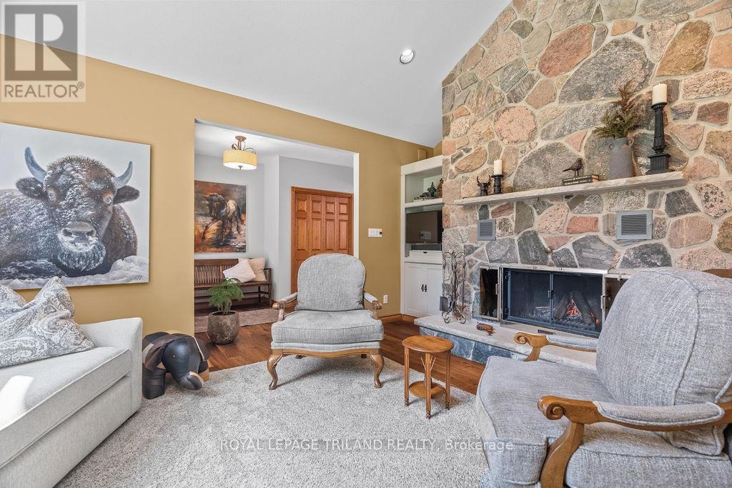 1514 Longwoods Road, Southwest Middlesex, Ontario  N0L 2N0 - Photo 8 - X12146610
