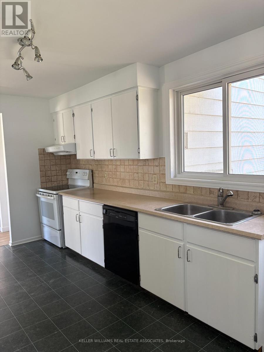 312 Pineview Gardens, Shelburne, Ontario  L9V 3A2 - Photo 4 - X12146531