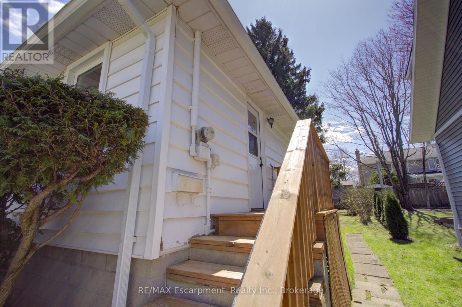 1060 Brook View Avenue, Burlington, Ontario  L7T 1V6 - Photo 5 - W12146601