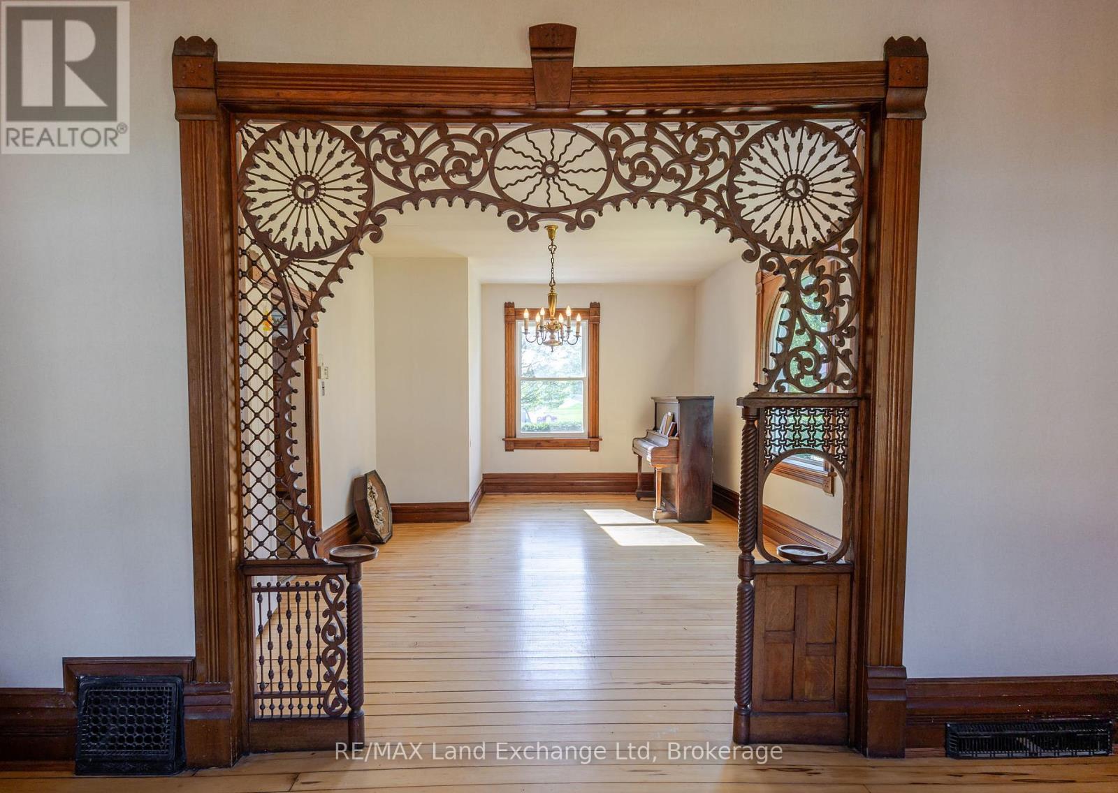 Photo 16 of 45 for 484 Queen Street