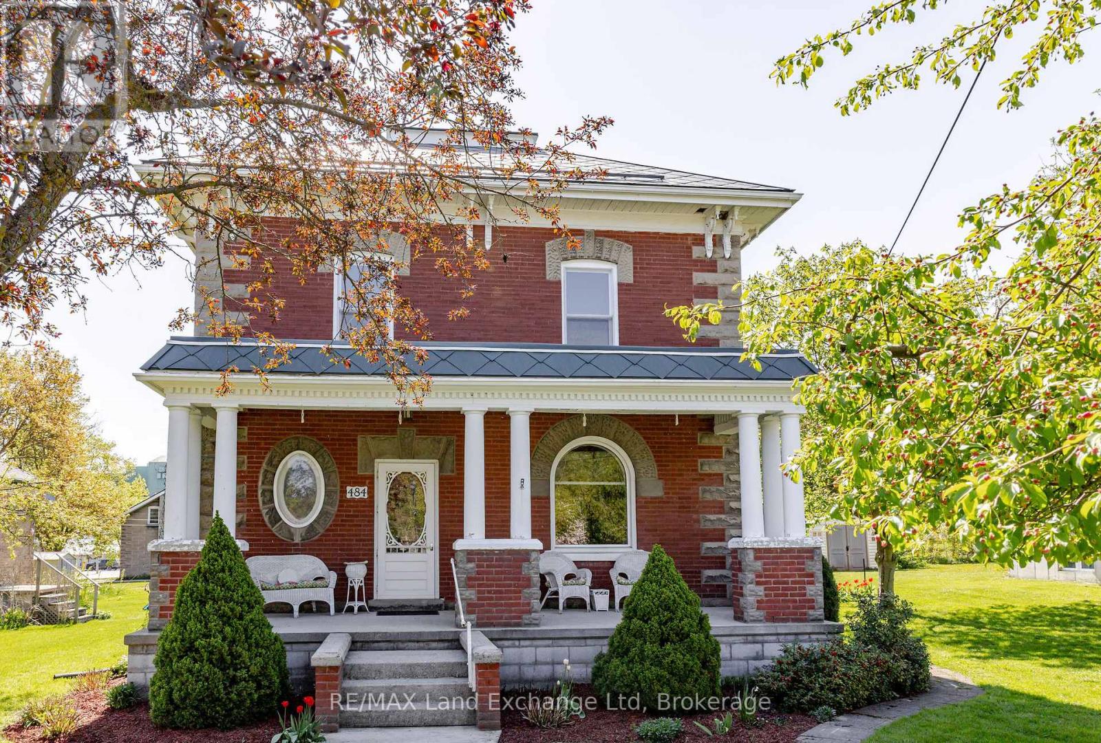 Photo 4 of 45 for 484 Queen Street