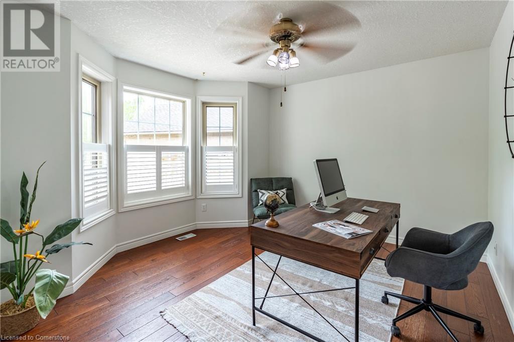 Property at 632 BAYHAMPTON Crescent image 4