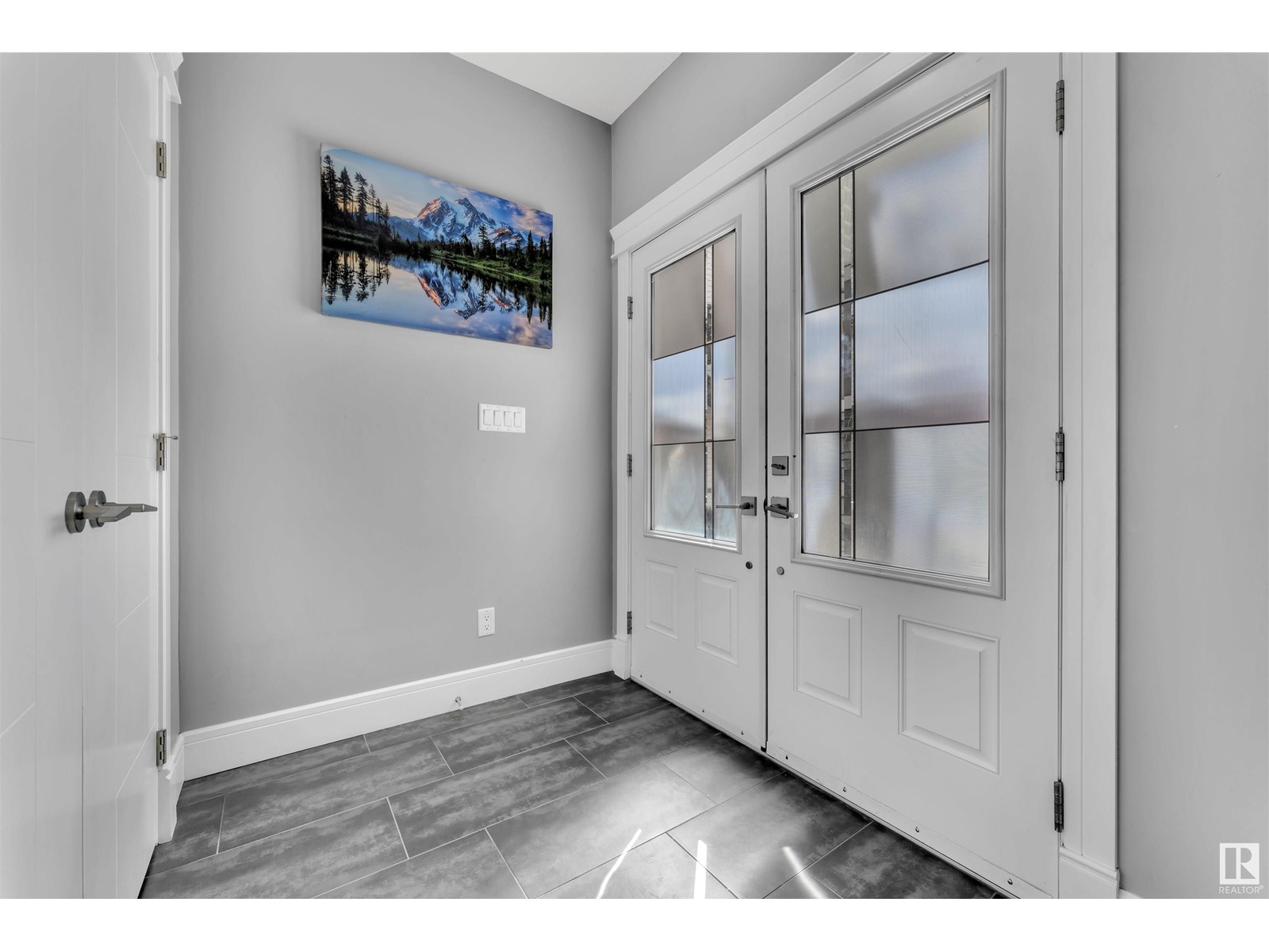 Property at 2211 22 ST NW image 2