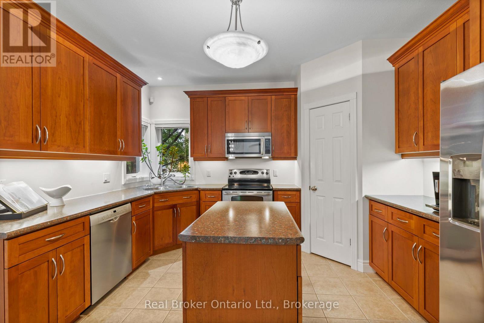 45 Pioneer Tower Crescent, Kitchener, Ontario  N2P 2L2 - Photo 10 - X12146830