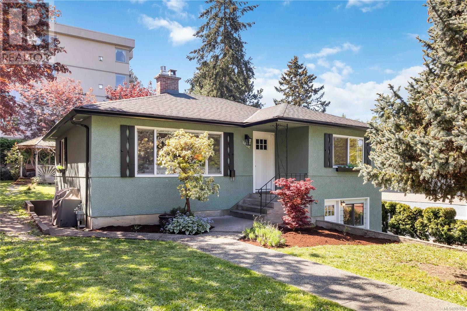 1083 Lodge Ave, Saanich, British Columbia
