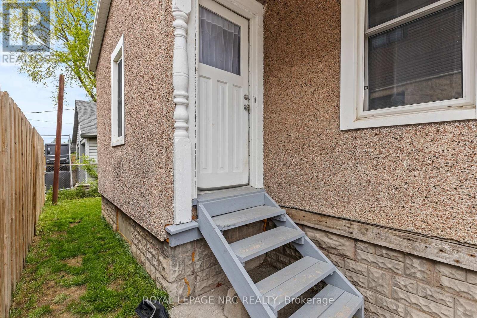 12 Elmview Street, Welland, Ontario  L3C 4K5 - Photo 8 - X12146868