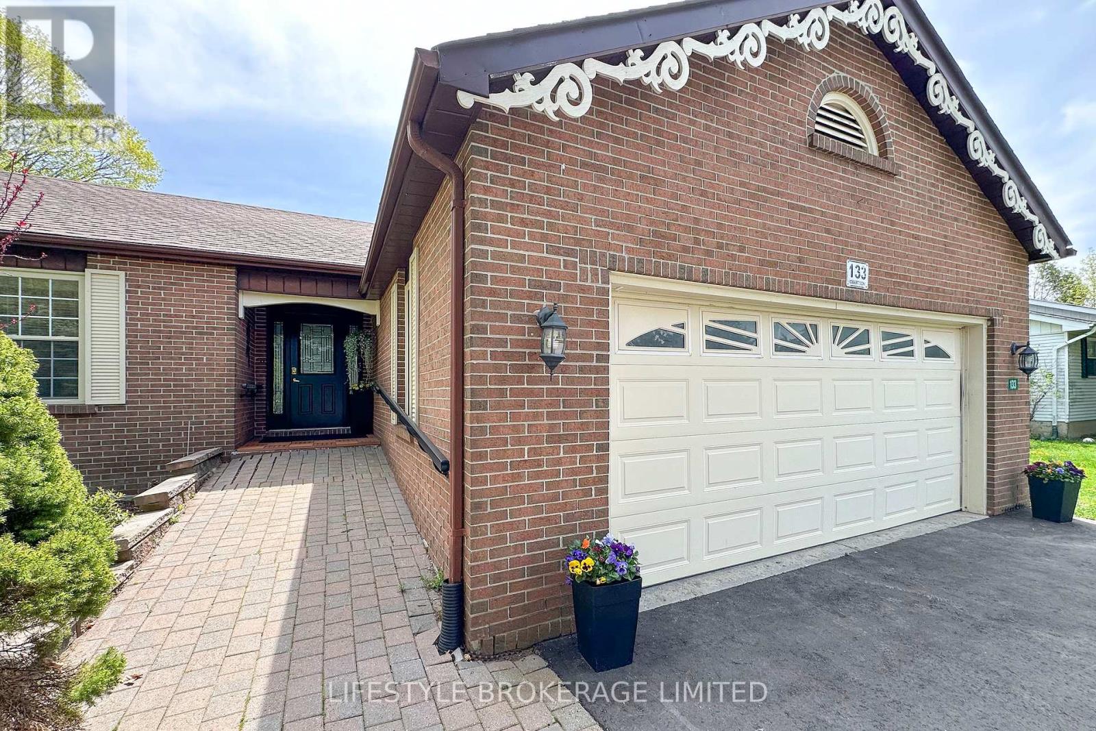 133 Robmar Crescent, Kawartha Lakes (Manilla), Ontario  K0M 2J0 - Photo 3 - X12146759