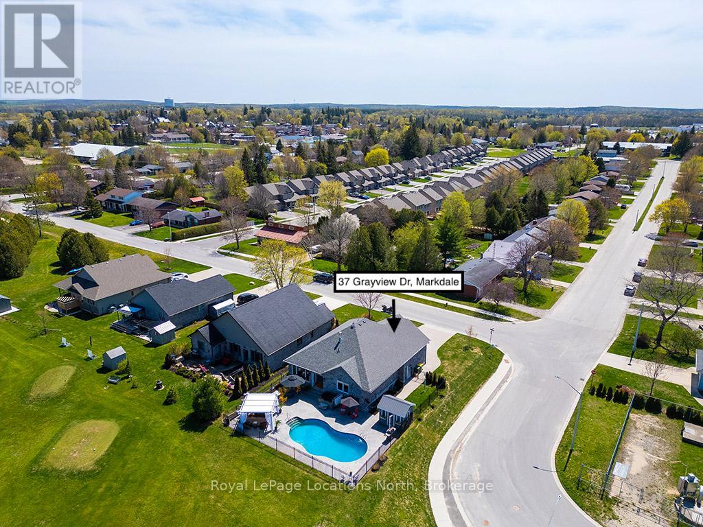 37 Grayview Drive, Grey Highlands, Ontario  N0C 1H0 - Photo 3 - X12146788