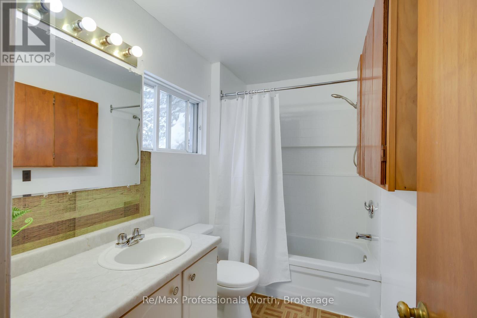 1055 Evanswood Drive, Gravenhurst, Ontario  P0E 1G0 - Photo 16 - X12146842