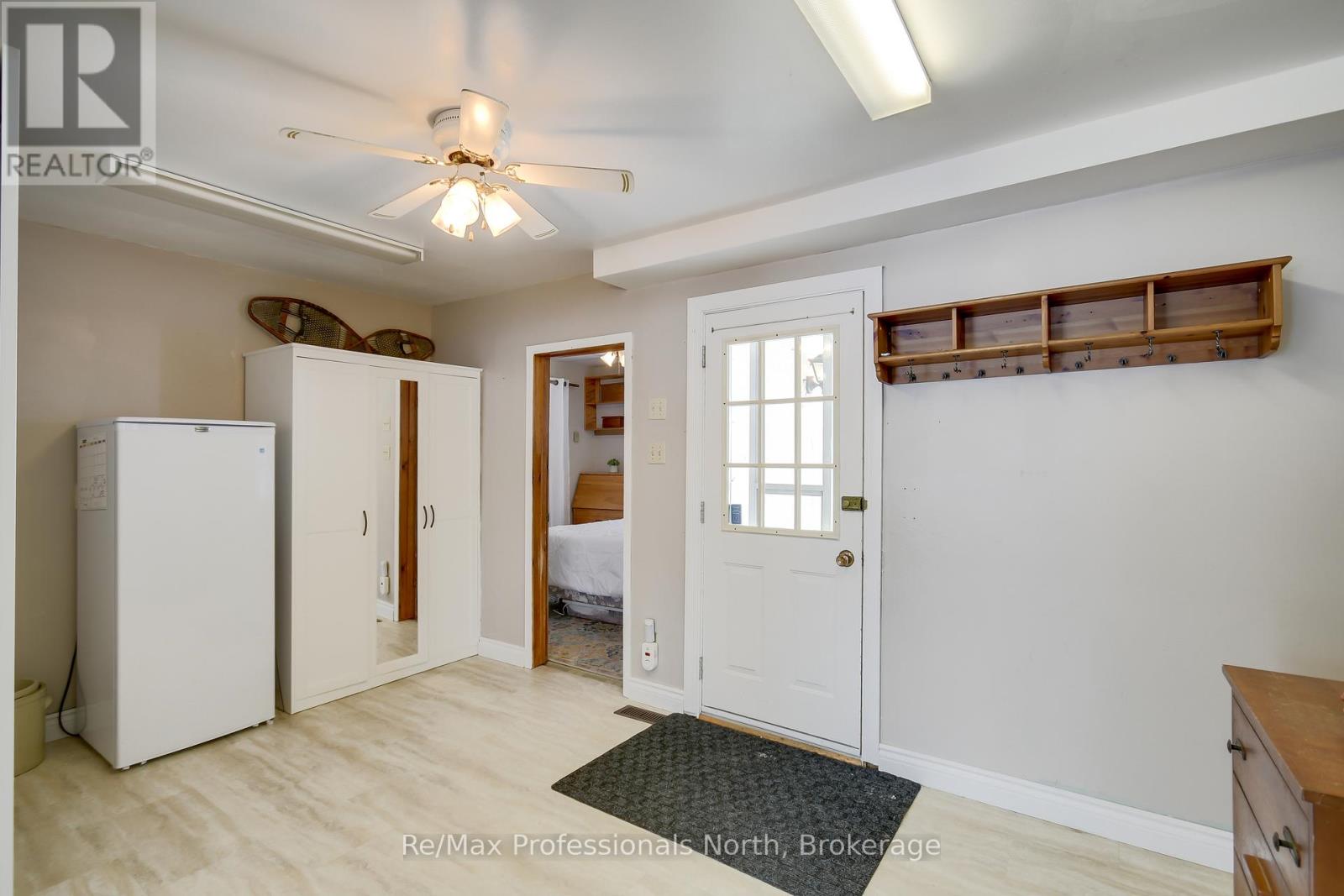 1055 Evanswood Drive, Gravenhurst, Ontario  P0E 1G0 - Photo 3 - X12146842