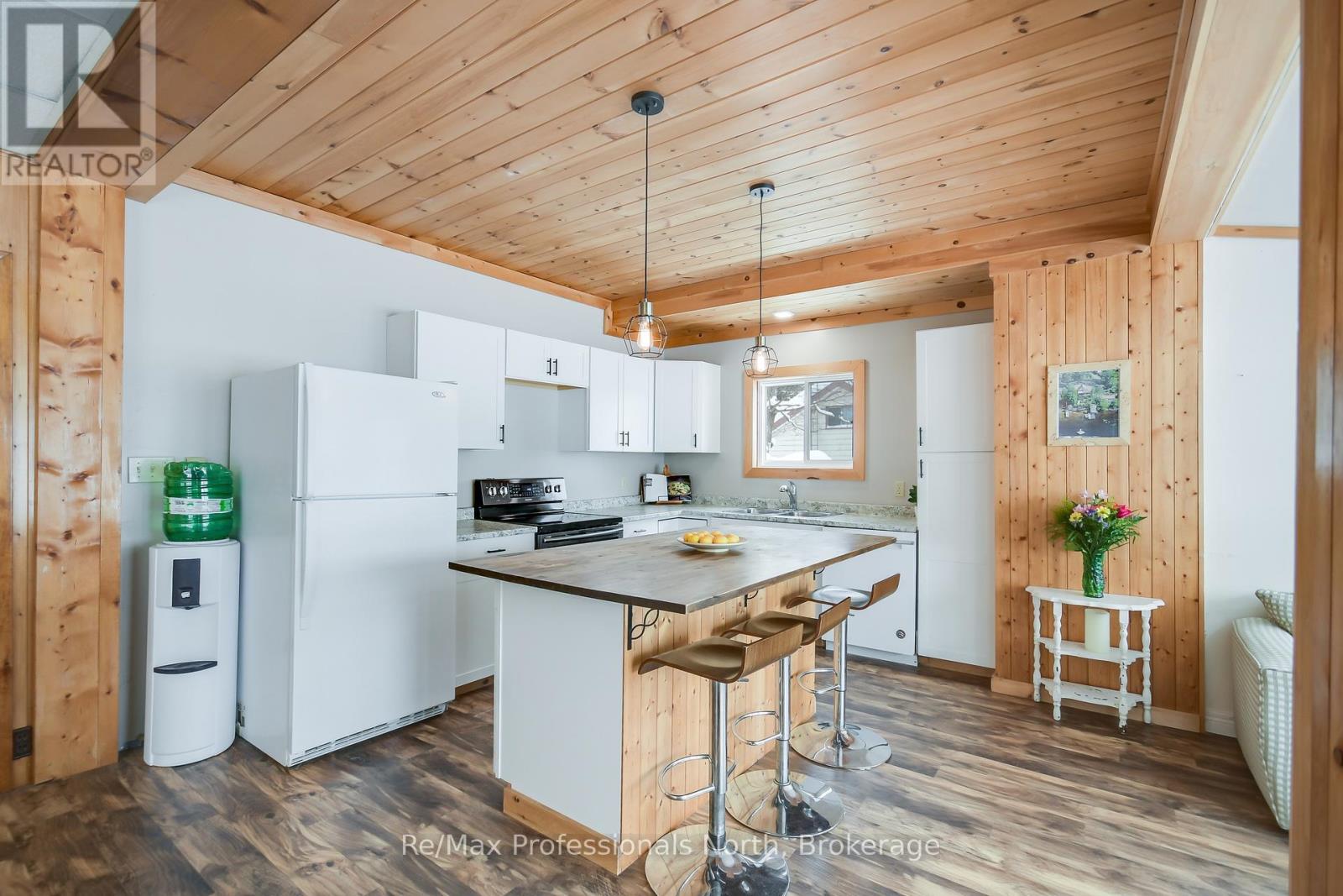 1055 Evanswood Drive, Gravenhurst, Ontario  P0E 1G0 - Photo 8 - X12146842