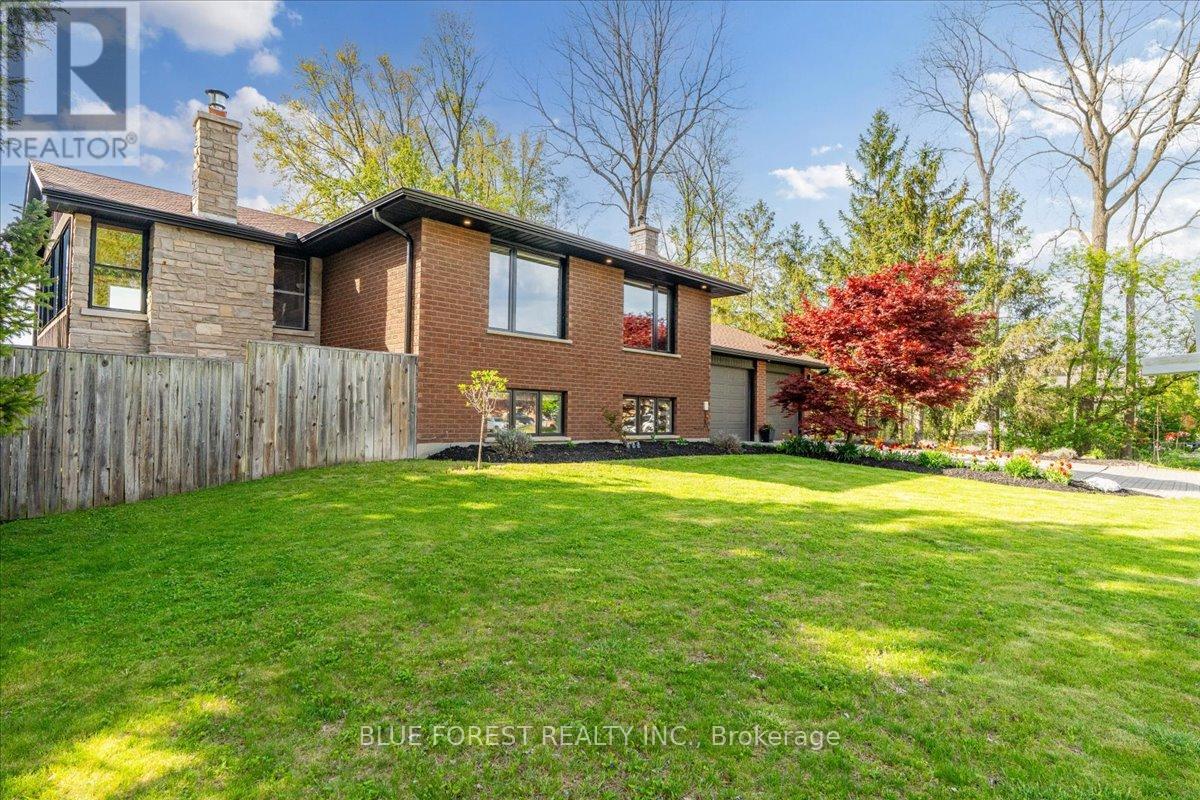 674 Lions Park Drive, Strathroy-Caradoc, Ontario  N0L 1W0 - Photo 4 - X12144577