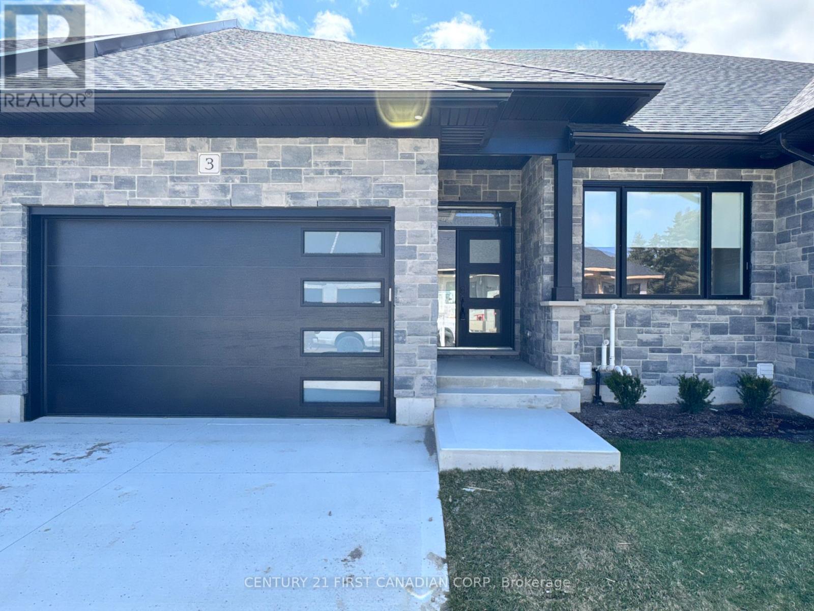 6 - 32 POSTMA CRESCENT, North Middlesex, Ontario