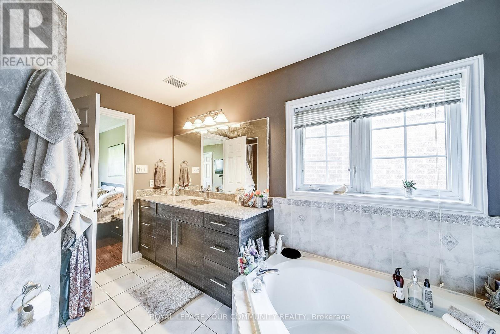86 Downey Circle, Aurora (Bayview Wellington), Ontario  L4G 7E8 - Photo 30 - N12146678