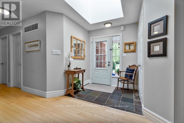 851 Shadrach Drive, Newmarket (Stonehaven-Wyndham), Ontario  L3X 2H2 - Photo 6 - N12146796