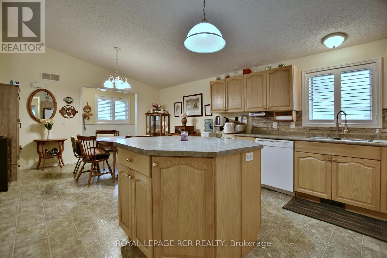 9 Indiana Avenue, Wasaga Beach, Ontario  L0L 2P0 - Photo 7 - S12146740