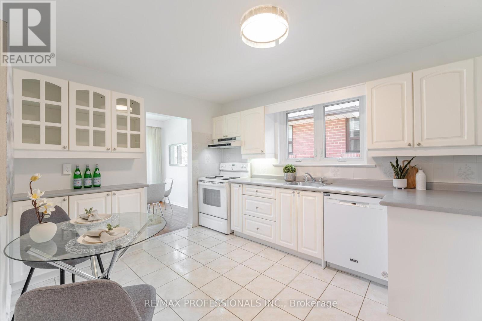 36 Templar Drive, Toronto, Ontario  M9R 3C7 - Photo 13 - W12144547